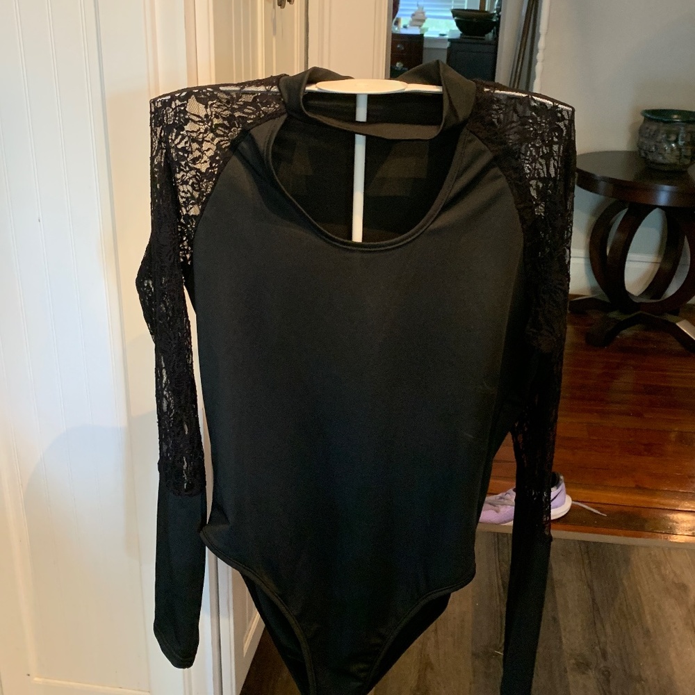 Shein lace‎ sleeve elongated cuff body suit. Never worn. 29 retail